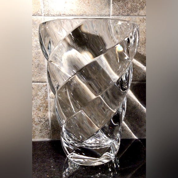 NEW Solid Clear Glass Vase with Swirl - Picture 2 of 4